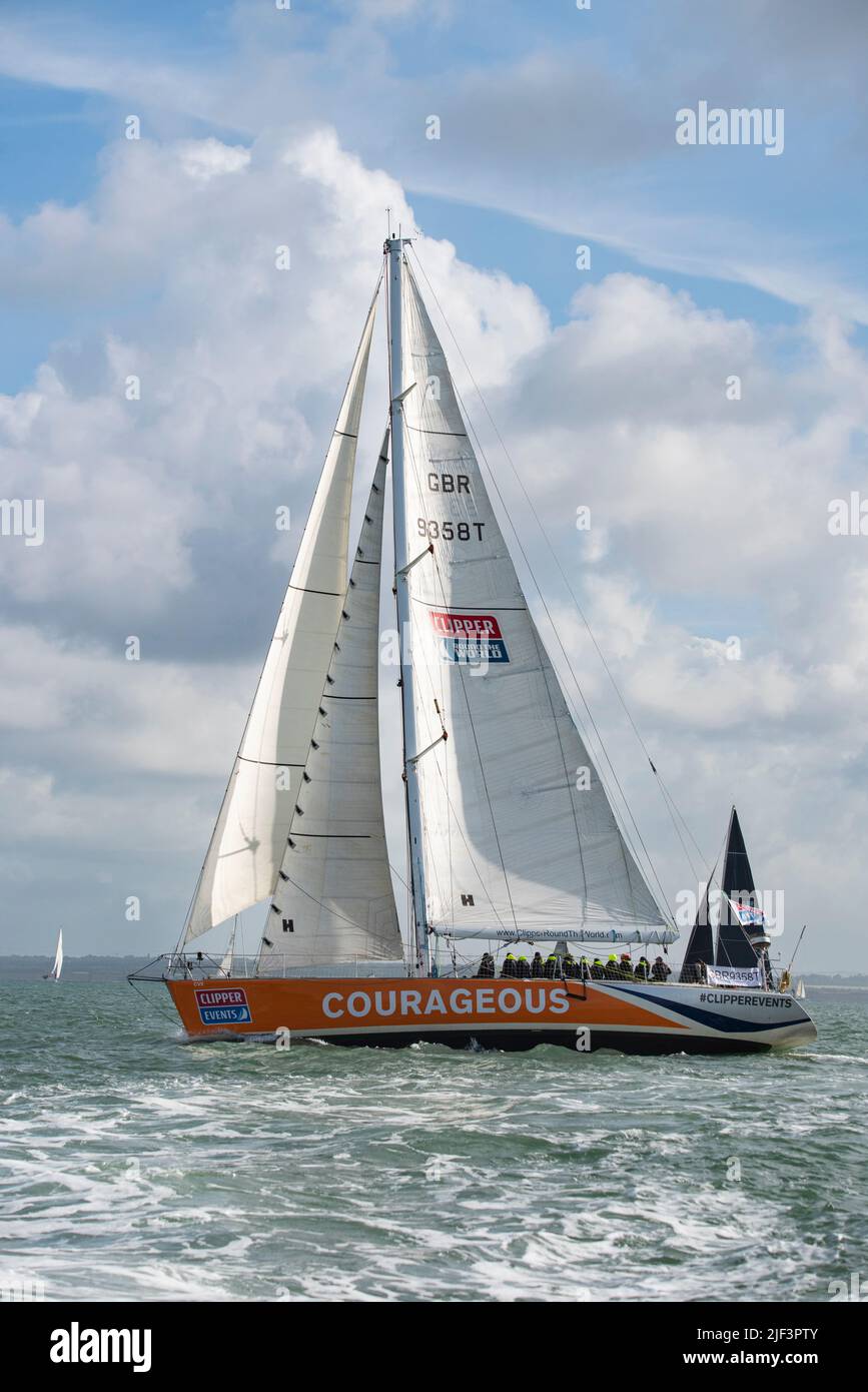 Clipper Sailing Yacht CV8 en compétition dans la course Round the Island du Club de voile de l'île de Wight en Angleterre du Sud Banque D'Images