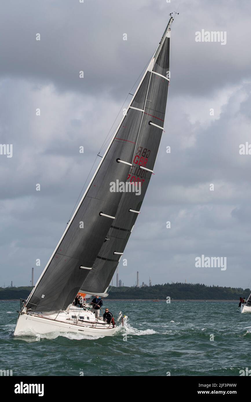 Beneteau First 40,7 Sailing Yacht GBR17001T la voile sur le Solent lorsqu'elle participe à la course Round the Island du Club de voile de l'île de Wight Banque D'Images