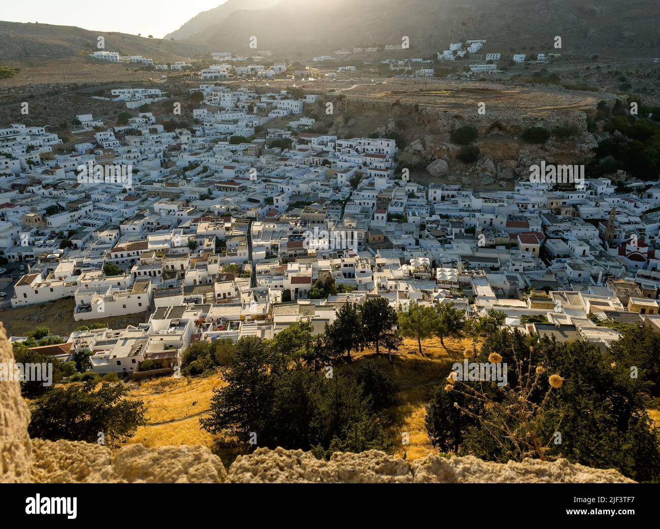 Lindos, Île de Rhodes, Grèce - 2021, septembre 2021, Vue sur le toit de la ville de Lindos en soirée, Rhodes, Banque D'Images