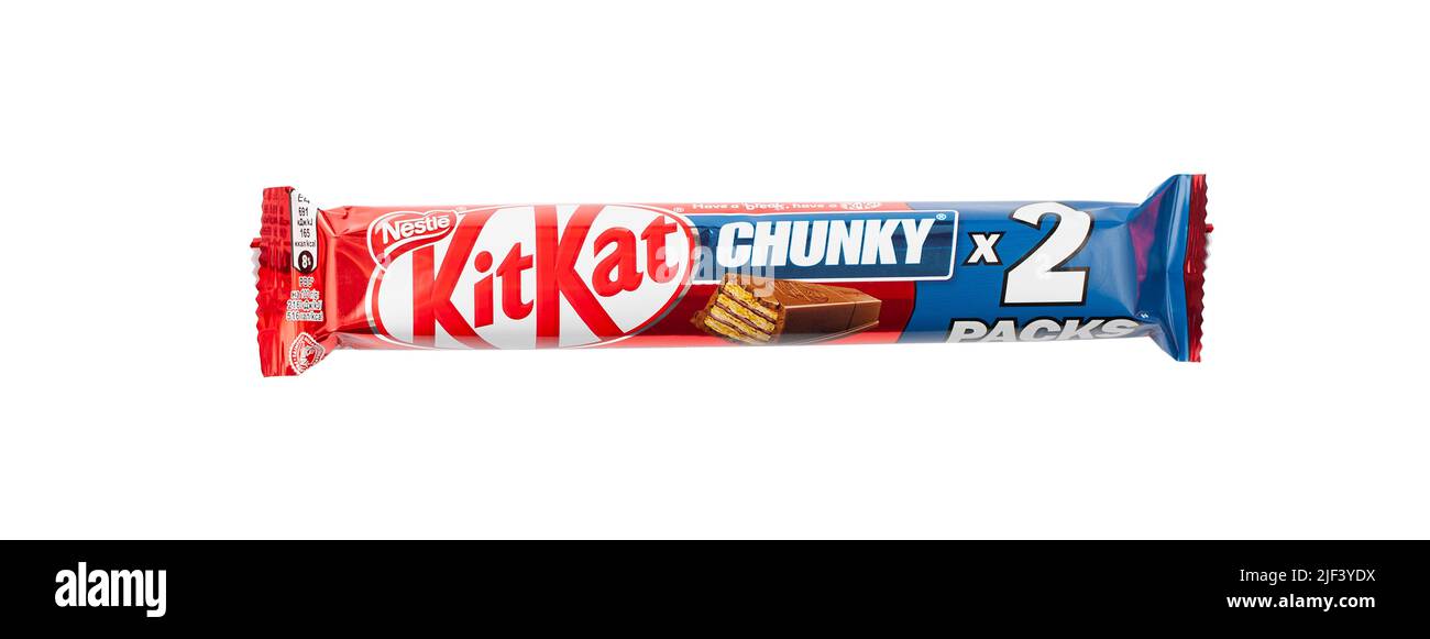 CHISINAU, MOLDAVIE - 28 juin 2022: Nestle KitKat Chunky snack isolé sur fond blanc. Avec masque Banque D'Images