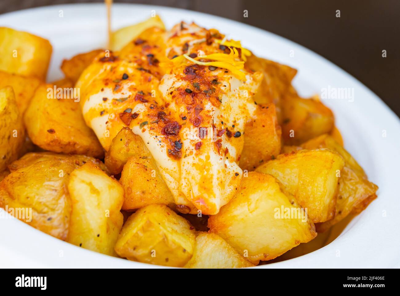 Patatas bravas traditionnel avec sauce aïoli, nourriture espagnole,  approche sélective de la sauce Photo Stock - Alamy