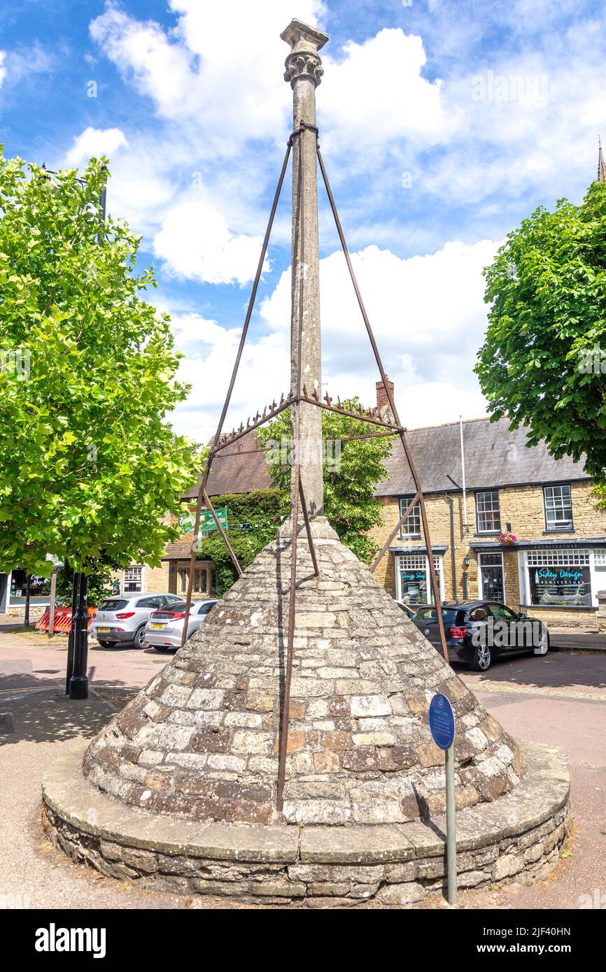 Ancient Market Cross (1280), Market Square, Higham Ferrers, Northamptonshire, Angleterre, Royaume-Uni Banque D'Images