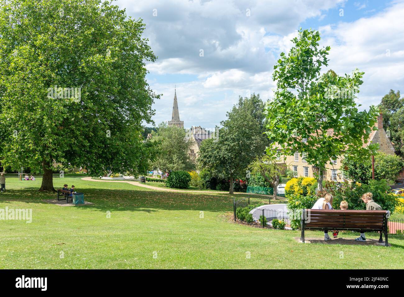 Vue sur la ville depuis Peace Memorial Park, Thrapston, Northamptonshire, Angleterre, Royaume-Uni Banque D'Images