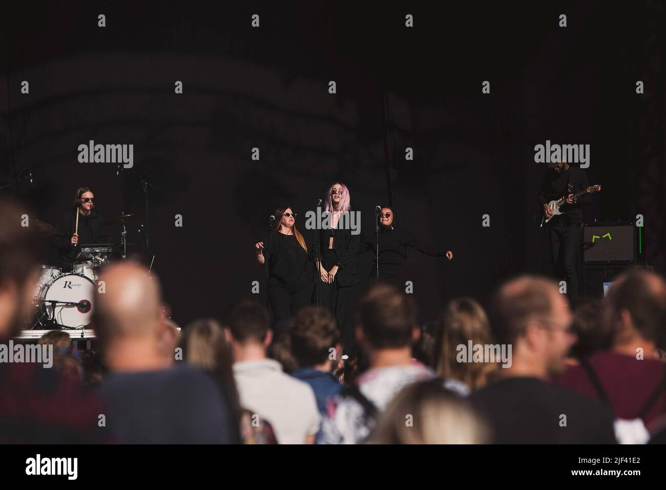 Ana Diaz se produit en direct sur scène au festival Popaganda de Stockholm. Banque D'Images