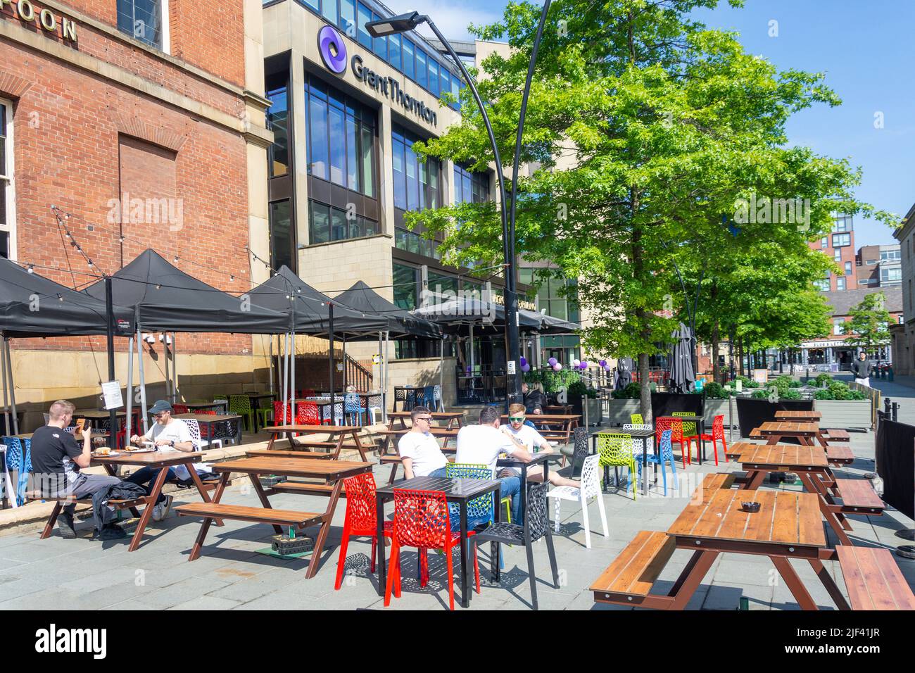 Lloyds No 1 Bar Outdoor Dining, Barker's Pool, Sheffield, South Yorkshire, Angleterre, Royaume-Uni Banque D'Images