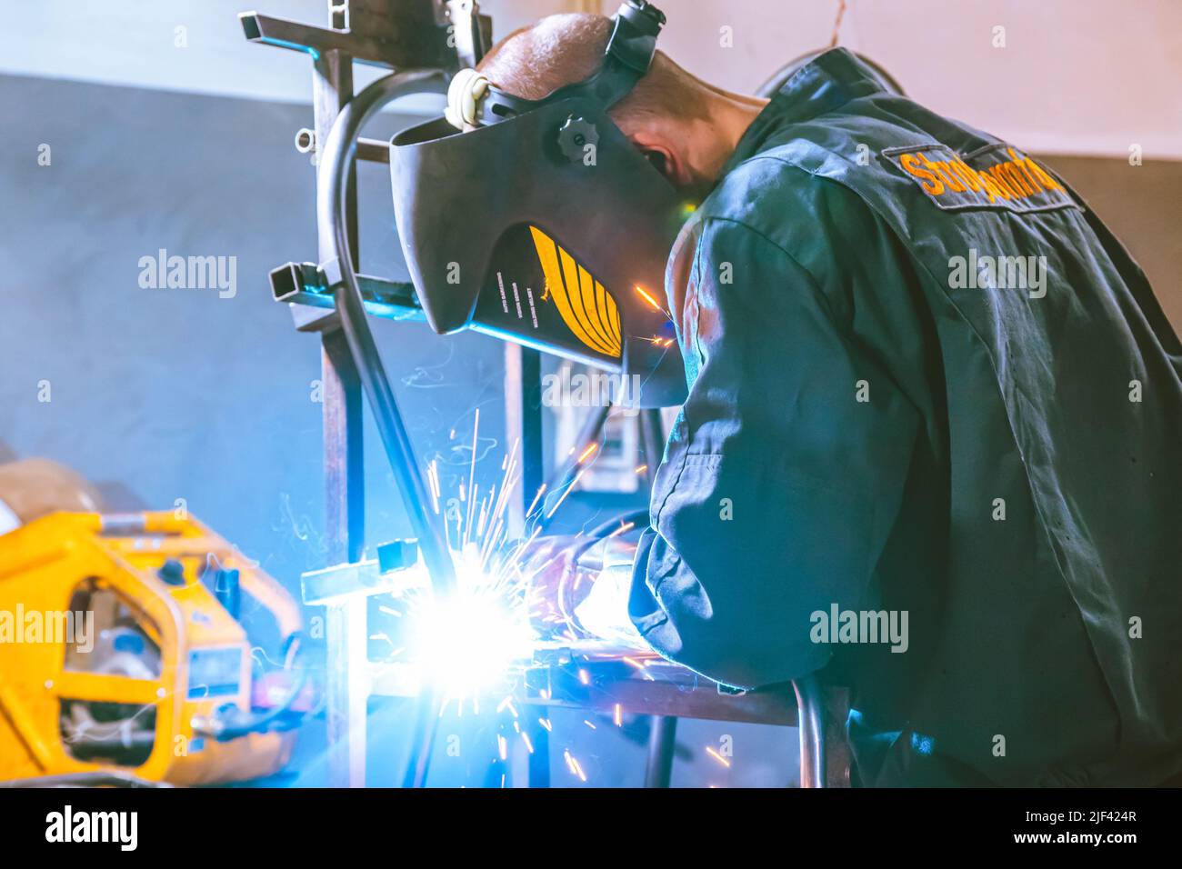 06.08.2021, Almaty, région d'Almaty, Kazakhstan. Le soudeur travaille avec du métal à l'usine Banque D'Images