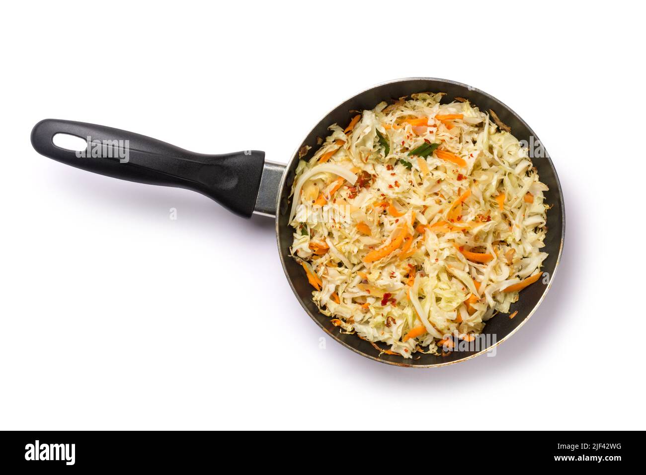 salade de légumes frais et sains dans une casserole, chou et carotte mélangés à de l'huile d'olive et des herbes, graines de moutarde saupoudrées, isolées sur fond blanc Banque D'Images