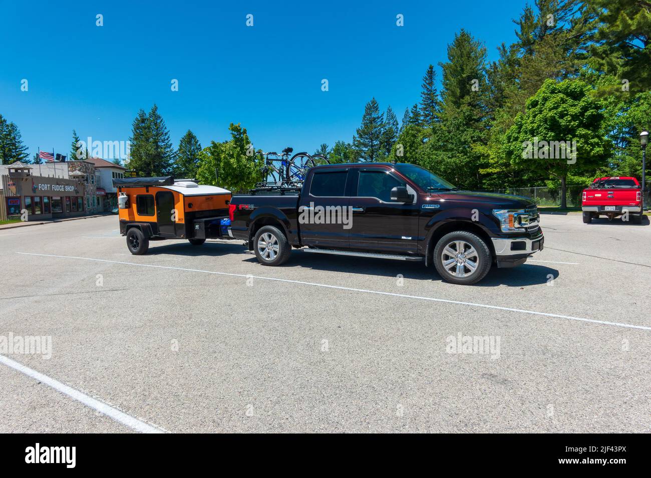 Mackinaw City, MI - 17 juin : petit camion-remorque de voyage en forme de goutte d'eau dans le parking Banque D'Images