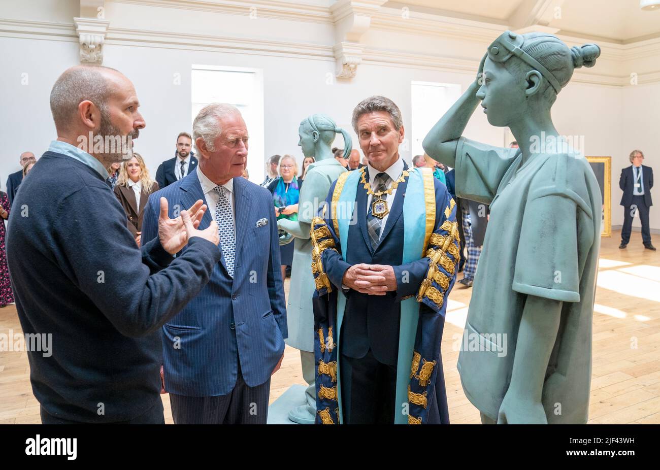 Le prince de Galles, connu sous le nom de duc de Rothesay en Écosse, avec le sculpteur Kenny Hunter (à gauche) et le président Michael Griffin (à droite), voit une nouvelle sculpture, dédiée aux travailleurs du NHS qui ont contribué pendant la pandémie, Lors d'une visite au Royal College of Surgeons d'Édimbourg dans son nouveau rôle de patron. Date de la photo: Mercredi 29 juin 2022. Banque D'Images