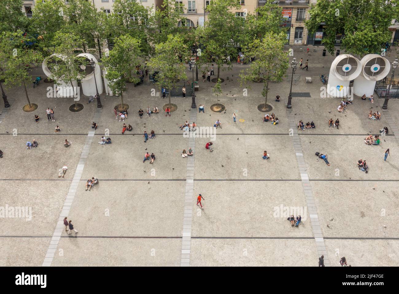 Touristes assis sur la place en face du Centre Georges Pompidou, vue aérienne, Beaubourg, musée d'art moderne Paris, France. Banque D'Images