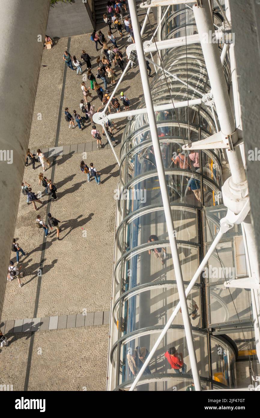 Métro, escaliers du Centre Pompidou Paris, France. Banque D'Images