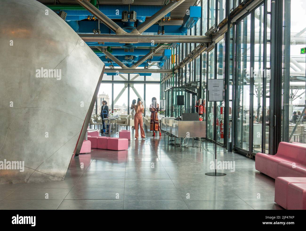 Restaurant Georges, situé au sixième étage, toit du Centre Pompidou, Paris, France. Banque D'Images
