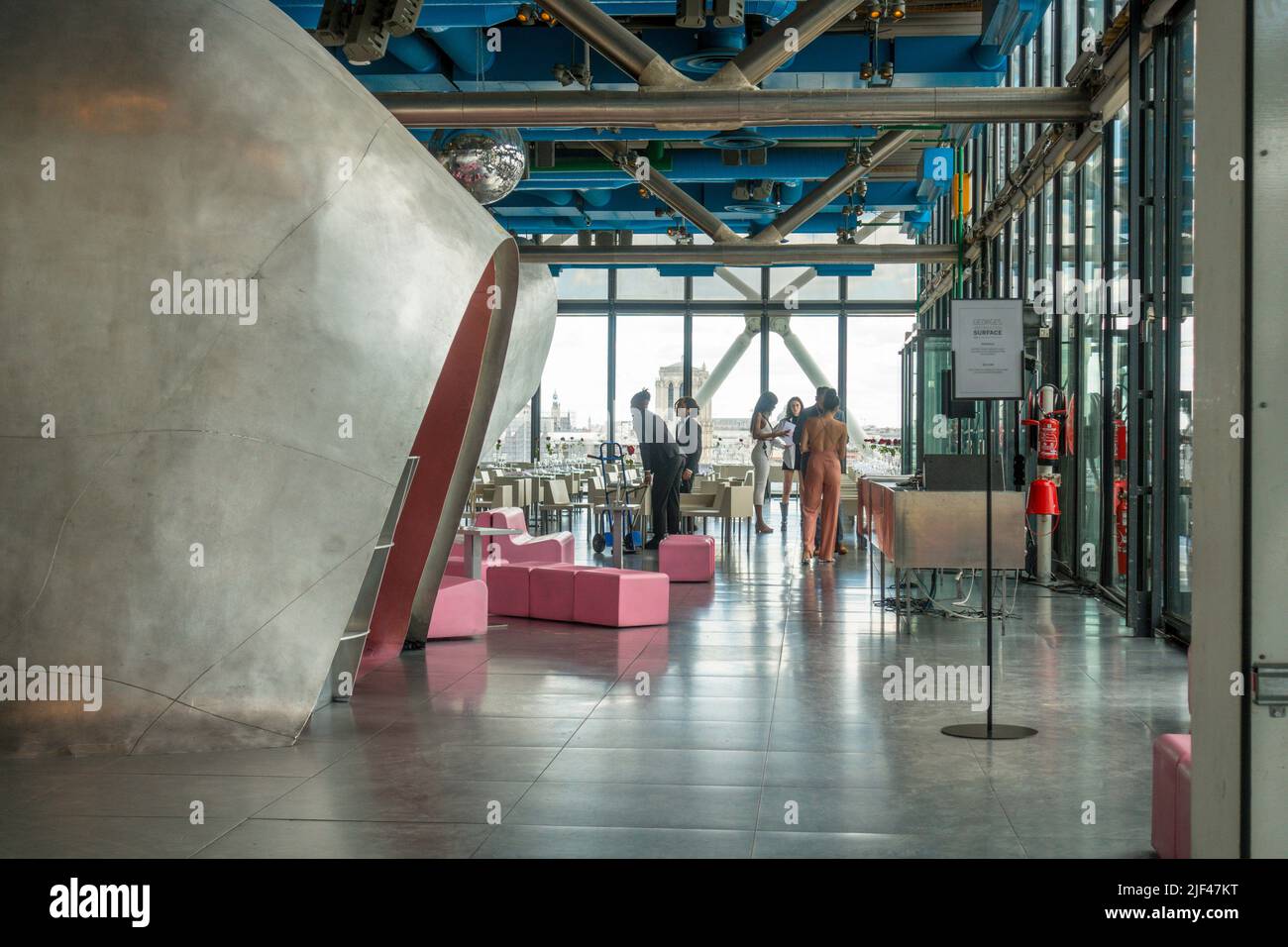 Restaurant Georges, situé au sixième étage, toit du Centre Pompidou, Paris, France. Banque D'Images