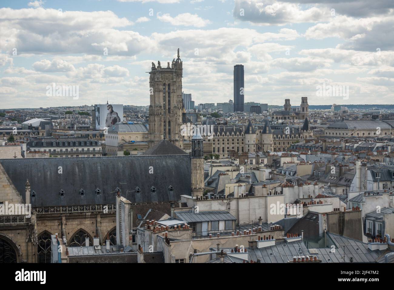 Vue sur les bâtiments typiquement parisiens depuis le Centre Pompidou, avec la Cathédrale notre Dame, Paris, France. Banque D'Images