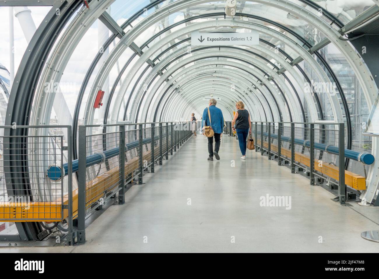 Les touristes passent par les transports en commun, les escaliers du Centre Pompidou Paris, France. Banque D'Images