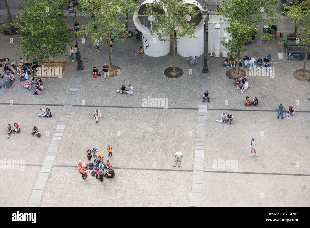 Touristes assis sur la place en face du Centre Georges Pompidou, place Georges Pompidou, vue aérienne, Beaubourg. Paris, France. Banque D'Images