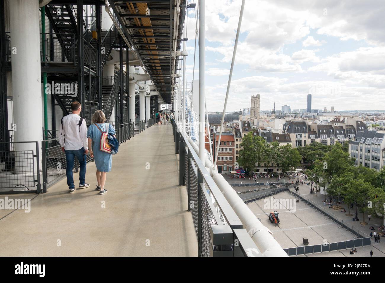 Les touristes qui se promeaient sur l'une des plateformes du musée Pompidou, Paris, France. Banque D'Images