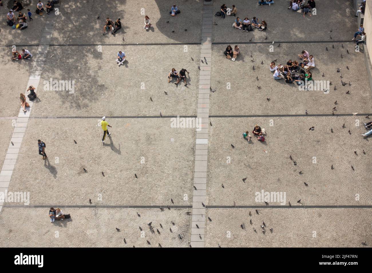 Touristes assis sur la place en face du Centre Georges Pompidou, place Georges Pompidou, vue aérienne, Beaubourg. Paris, France. Banque D'Images