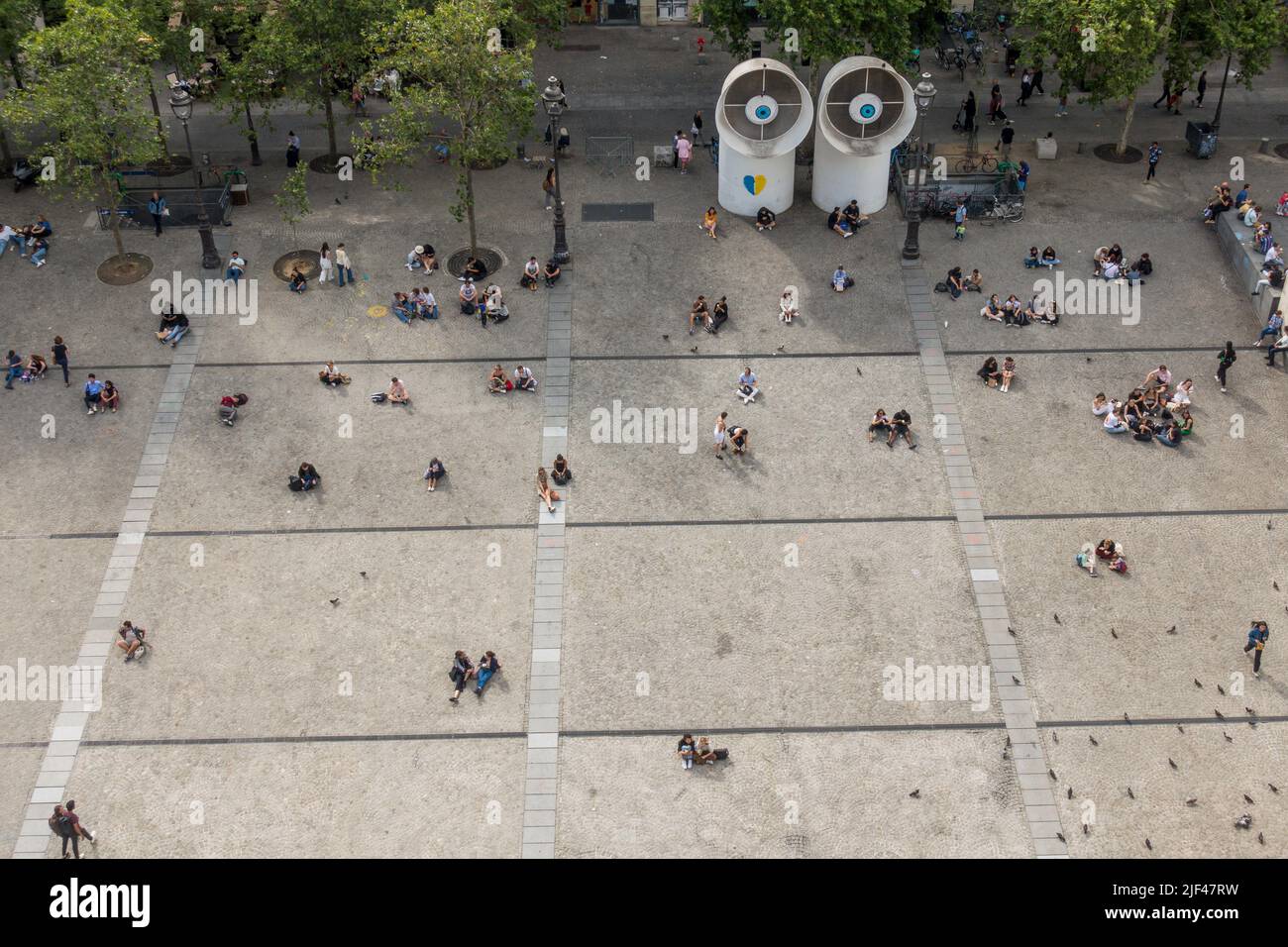 Touristes assis sur la place en face du Centre Georges Pompidou, place Georges Pompidou, vue aérienne, Beaubourg. Paris, France. Banque D'Images