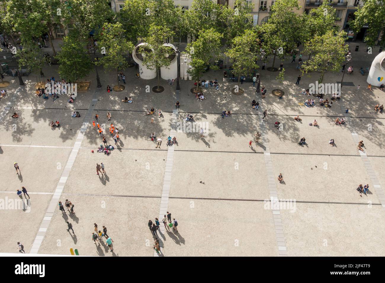 Touristes assis sur la place en face du Centre Georges Pompidou, place Georges Pompidou, vue aérienne, Beaubourg. Paris, France. Banque D'Images