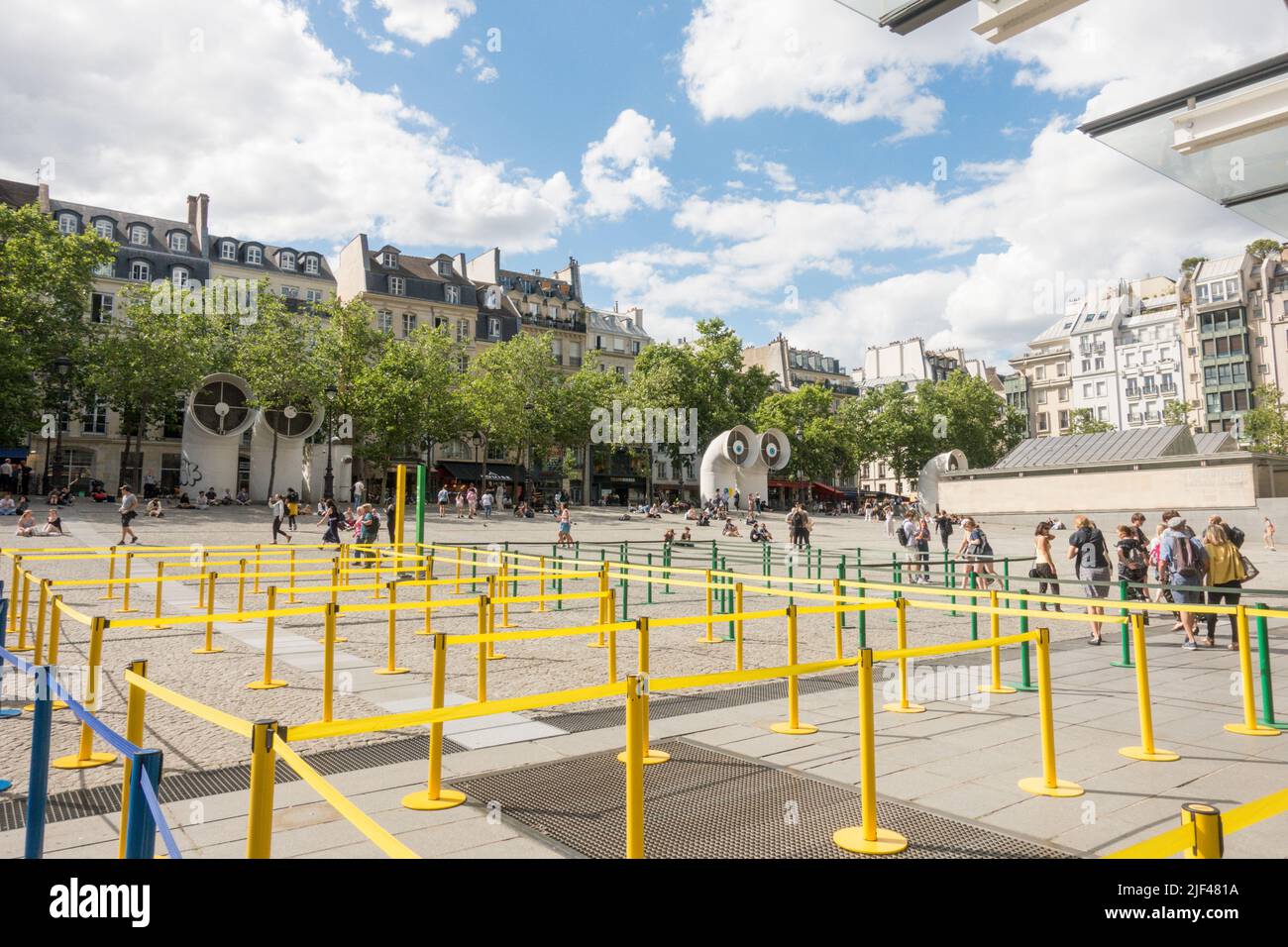 Touristes en face du Centre Georges Pompidou, entrée au musée, place Georges Pompidou, Beaubourg. Paris, France. Banque D'Images
