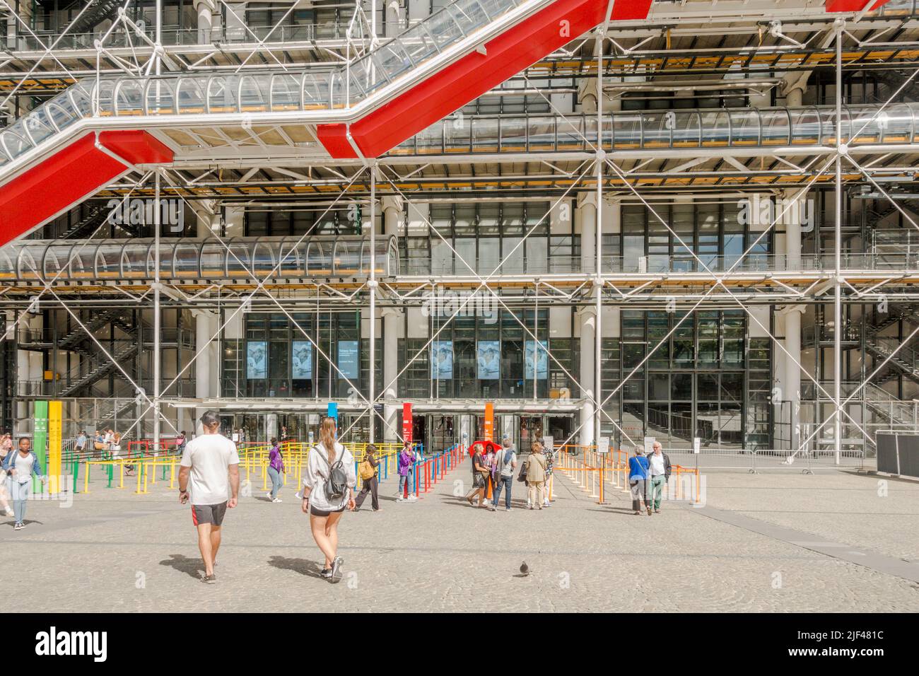 Centre Georges Pompidou, avec des escaliers jusqu'au restaurant. Beaubourg, musée d'art moderne Paris, France. Banque D'Images