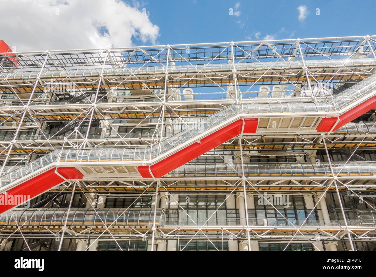 Centre Georges Pompidou, avec des escaliers jusqu'au restaurant. Beaubourg, musée d'art moderne Paris, France. Banque D'Images