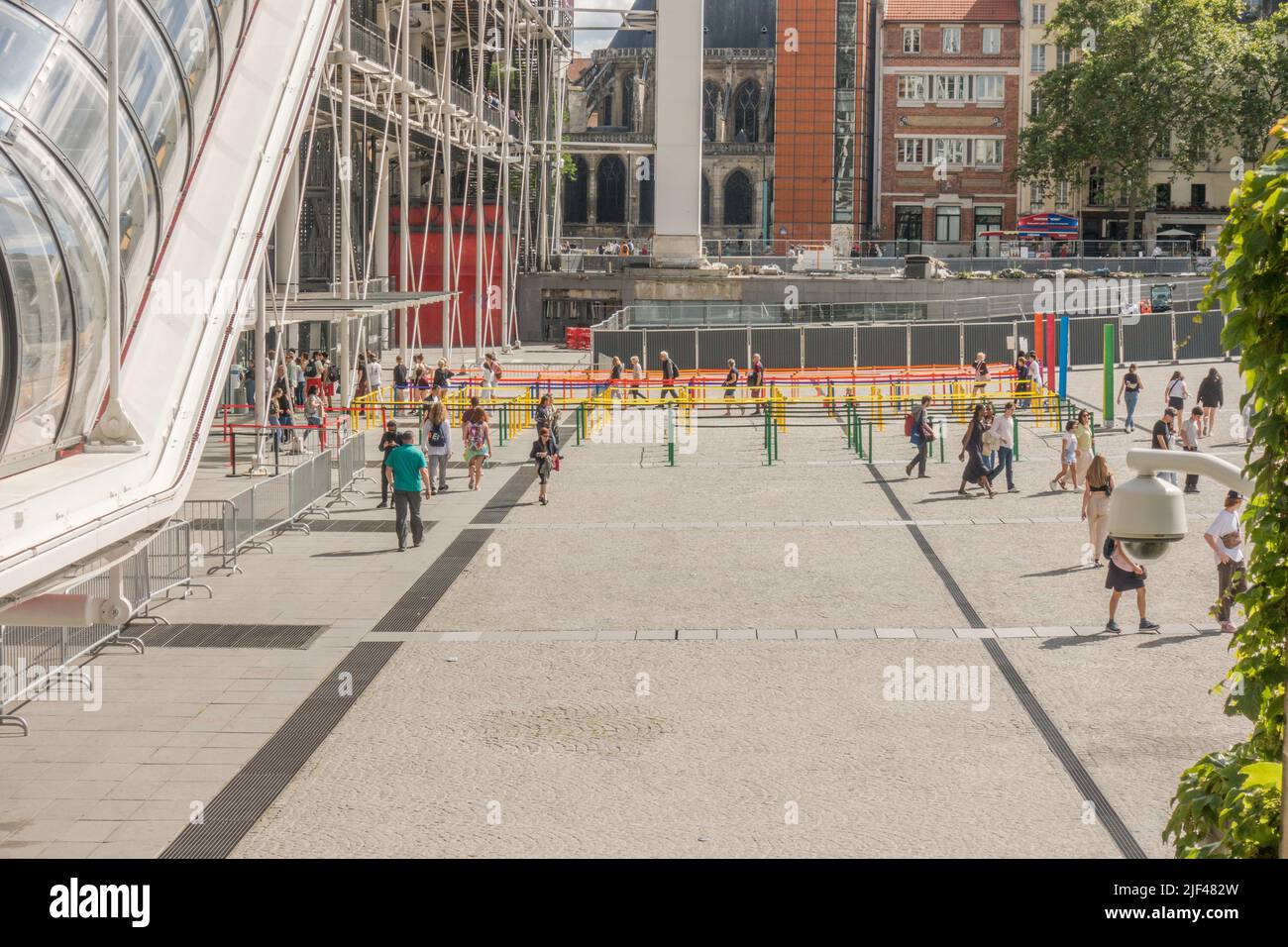 Touristes en face du Centre Georges Pompidou, place Georges Pompidou, Beaubourg. Paris, France. Banque D'Images