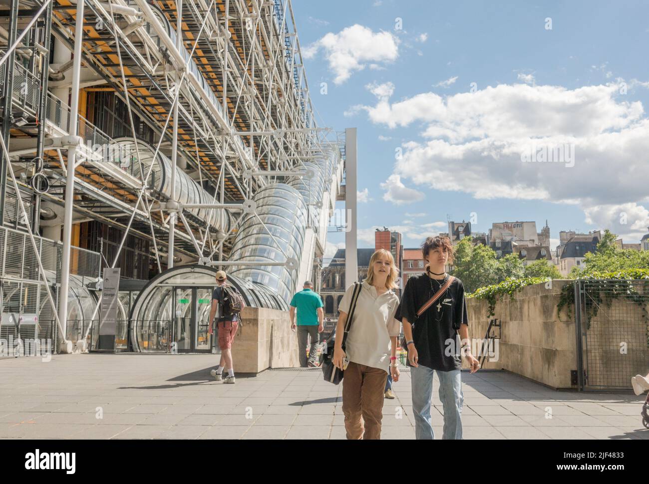 Jeune couple au Centre Pompidou, Beaubourg, musée d'art moderne Paris, France. Banque D'Images