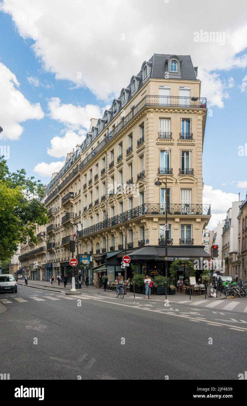 Vieux bâtiments parisiens, architecture haussmannienne, bar-restaurant. L'adresse. Paris France. Banque D'Images
