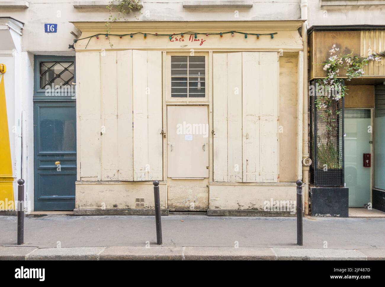 Façade d'une vieille boutique parisienne fermée. Paris, France. Banque D'Images