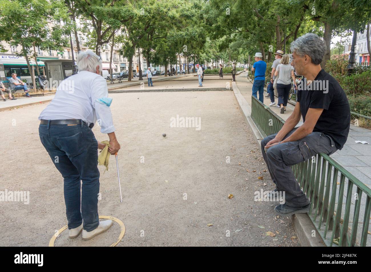 Hommes jouant jeu de boules ou pétanque au chemin vert, Paris, France. Banque D'Images