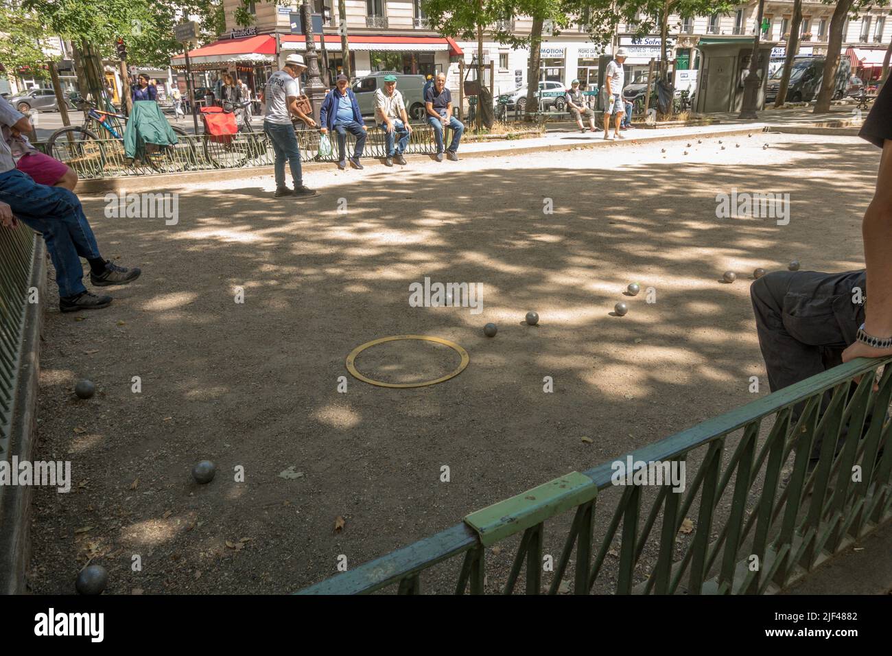 Hommes jouant jeu de boules ou pétanque au chemin vert, Paris, France. Banque D'Images