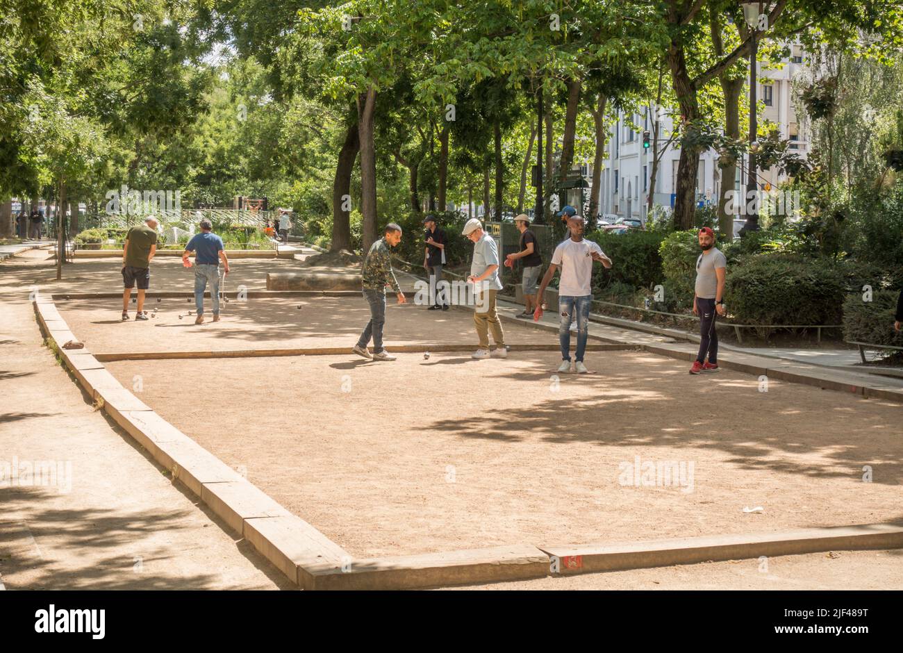 Hommes jouant jeu de boules ou pétanque au chemin vert, Paris, France. Banque D'Images