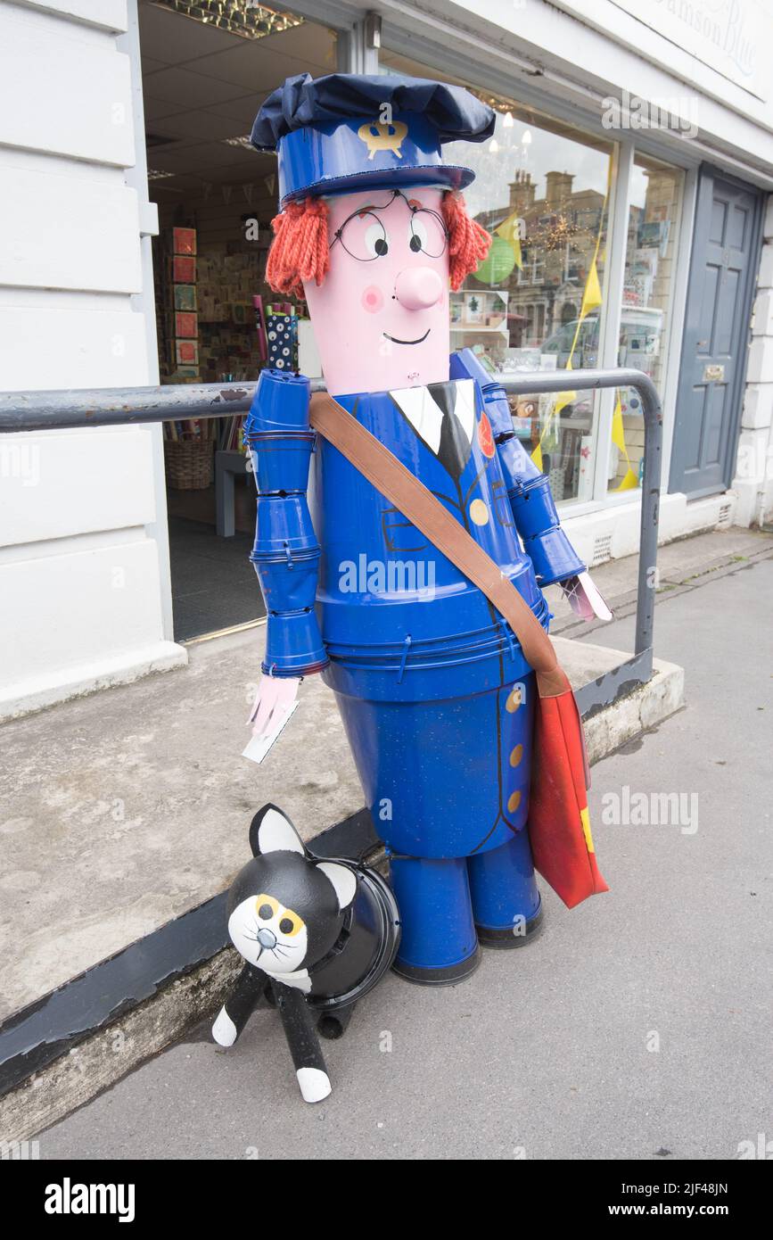 Le festival Settle Flowerpot 2022 a lieu tout au long des mois de juillet et août. Voici Postman Pat et son chat noir et blanc à l'extérieur du bureau de poste de Settle. Banque D'Images