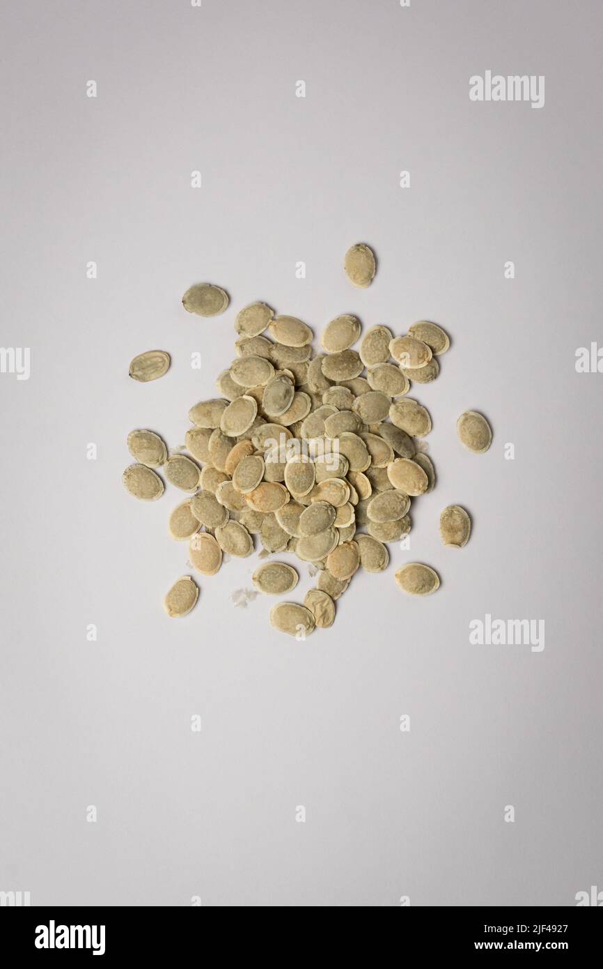 pile de graines de fruits de luffa ou de loofah, également appelées éponge végétale, gourde éponge ou gourde chiffon, graines de plantes de vigne tropicales et subtropicales isolées Banque D'Images