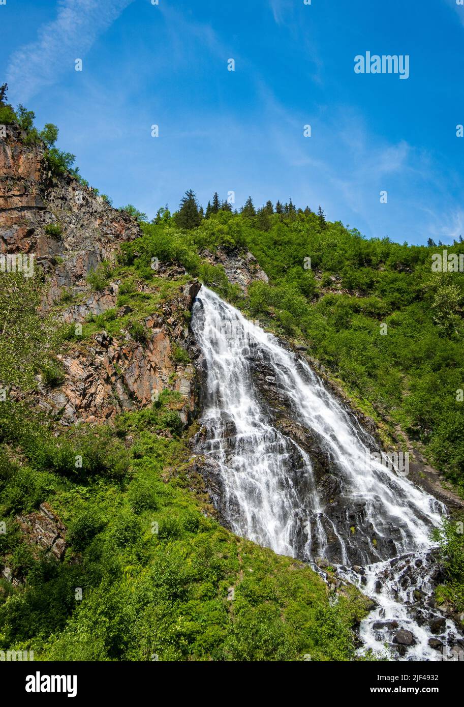 Les chutes d'Horsetail descendent en cascade sur les falaises de Keystone Canyon, à l'extérieur de Valdez, en Alaska Banque D'Images