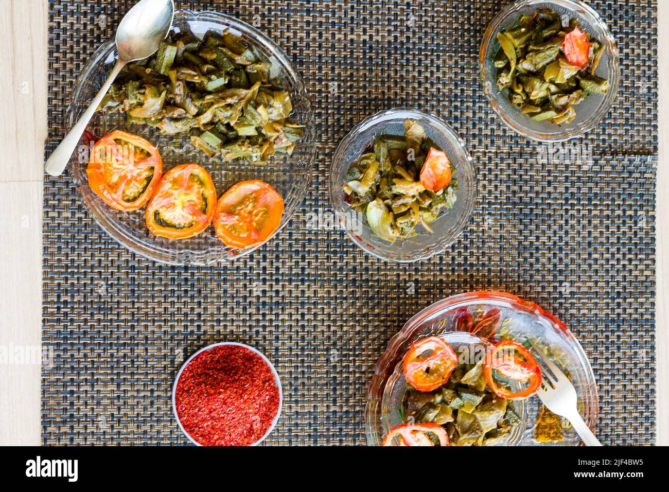 Coupé en dés d'Okra sautés dans du beurre, épices indiennes - feuille de Laurier, paprika, fenouil et oignon. Appelé Bhindi Masala ou Bharwa Bhindi ou Lady's Finger, il est épicé. Banque D'Images