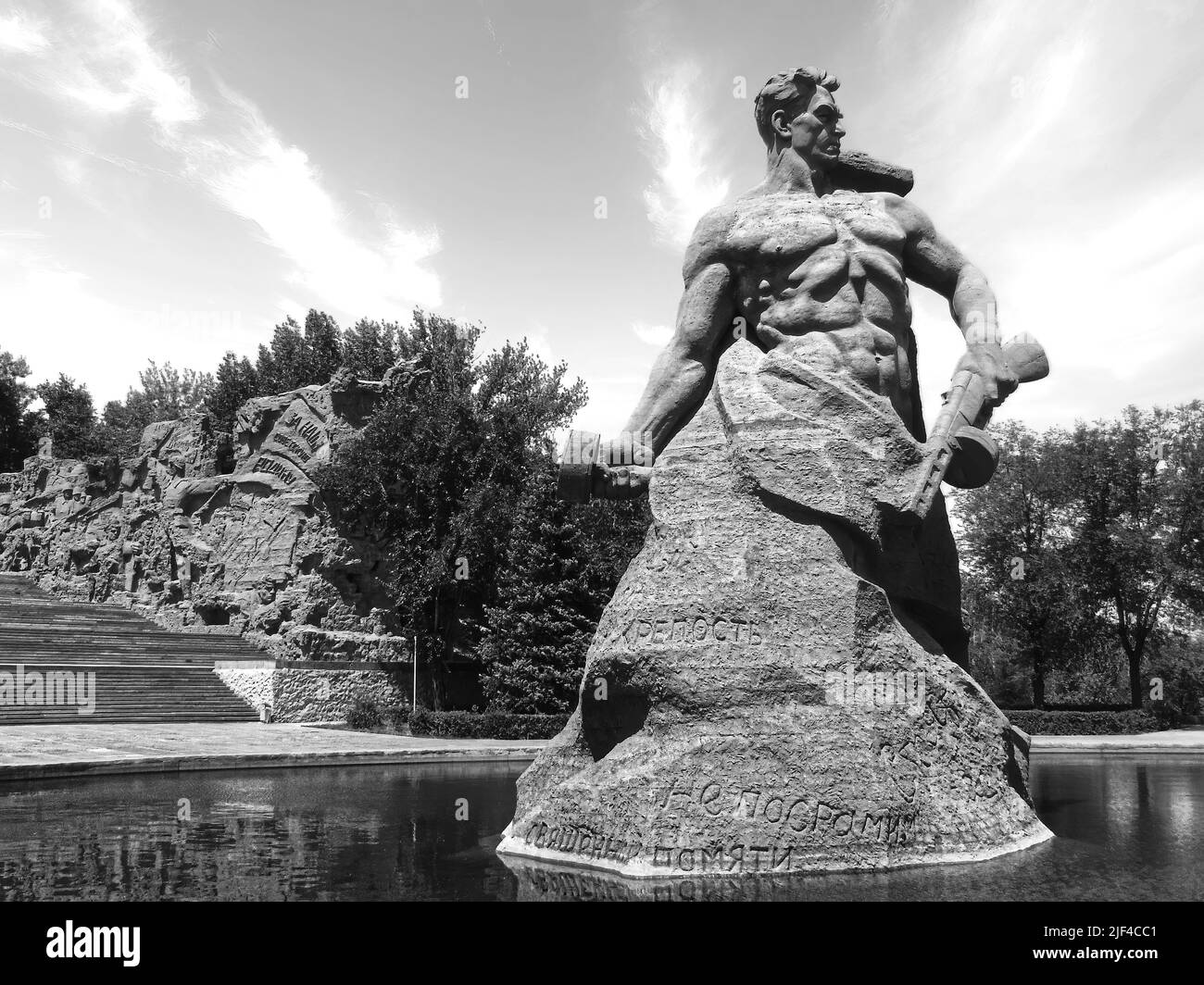 Mamaev Kurgan est une colline qui abrite un mémorial pour célébrer la bataille de Stalingrad célèbre pour la statue, 85 mètres de haut calledLes appels de la mère patrie Banque D'Images