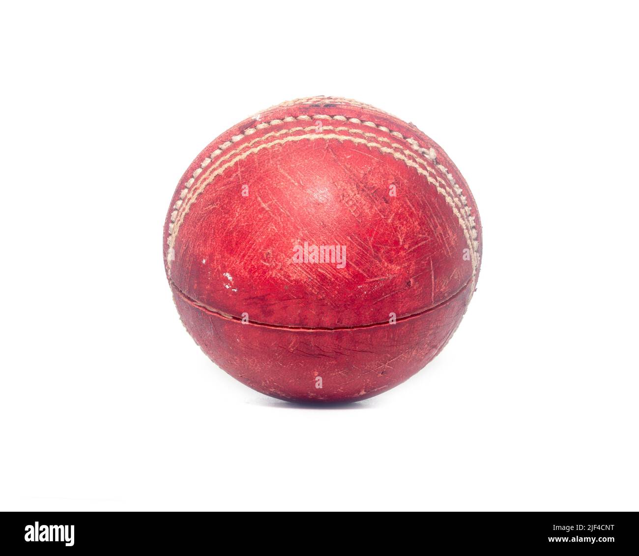 Balle de cricket en cuir rouge ancien isolée sur fond blanc Banque D'Images