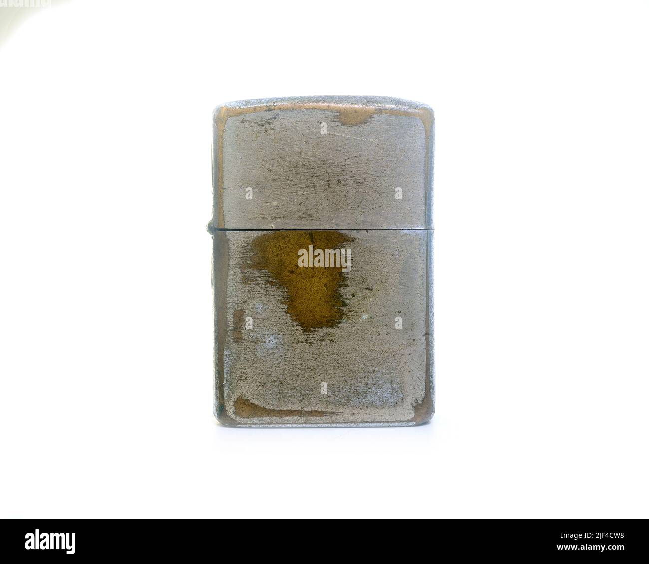 Vieux briquets de zippo vintage isolés sur fond blanc. Banque D'Images