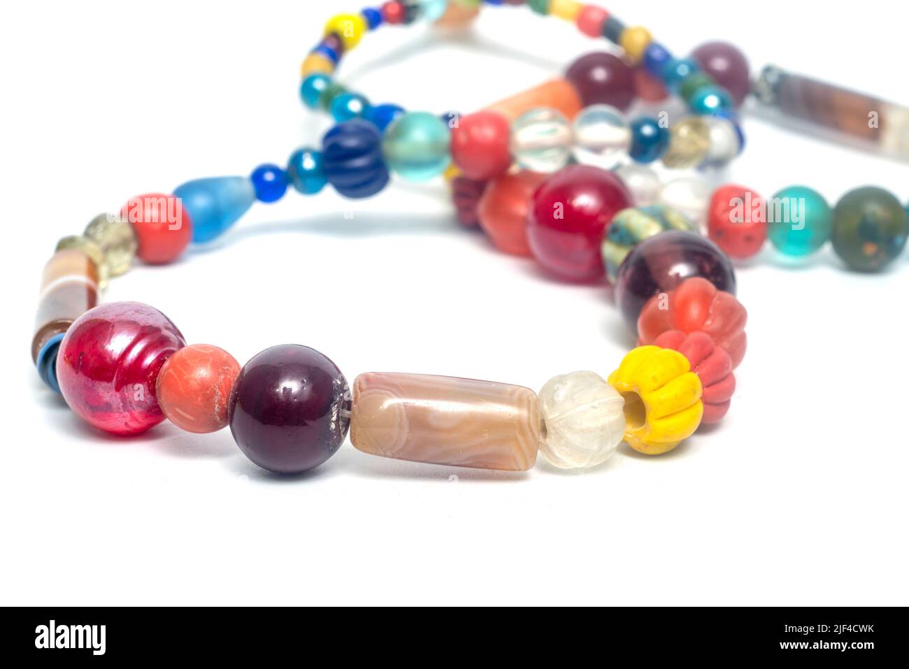 Anciennes perles multicolores Thaïlande isolée sur fond blanc. Banque D'Images