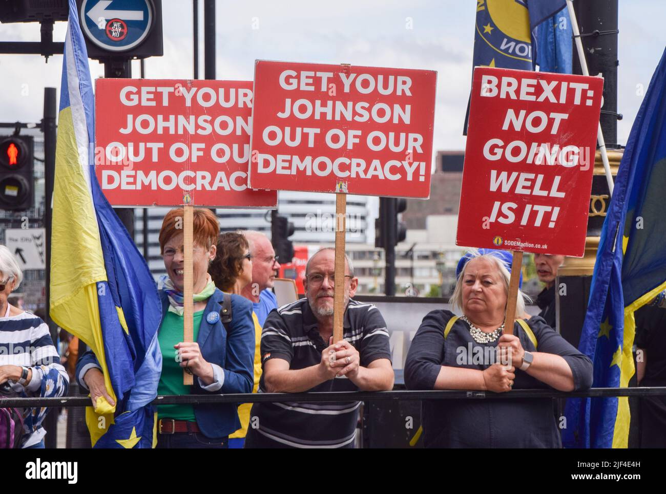 Londres, Angleterre, Royaume-Uni. 29th juin 2022. Les manifestants se sont rassemblés sur la place du Parlement en solidarité avec le militant anti-Brexit Steve Bray le lendemain de la saisie de son système sonore par la police alors que le projet de loi sur la police, le crime, la condamnation et les tribunaux est entré en vigueur au Royaume-Uni, limitant les manifestations « bruyantes » et protestant contre les restrictions. Les manifestants ont joué de la musique forte sur un nouveau système audio. (Image de crédit : © Vuk Valcic/ZUMA Press Wire) Banque D'Images