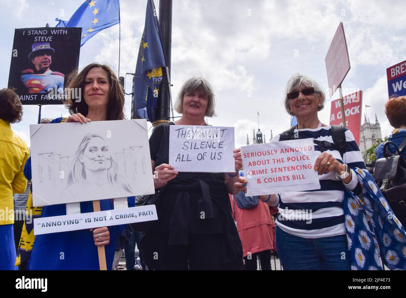 Londres, Angleterre, Royaume-Uni. 29th juin 2022. Les manifestants se sont rassemblés sur la place du Parlement en solidarité avec le militant anti-Brexit Steve Bray le lendemain de la saisie de son système sonore par la police alors que le projet de loi sur la police, le crime, la condamnation et les tribunaux est entré en vigueur au Royaume-Uni, limitant les manifestations « bruyantes » et protestant contre les restrictions. Les manifestants ont joué de la musique forte sur un nouveau système audio. (Image de crédit : © Vuk Valcic/ZUMA Press Wire) Banque D'Images