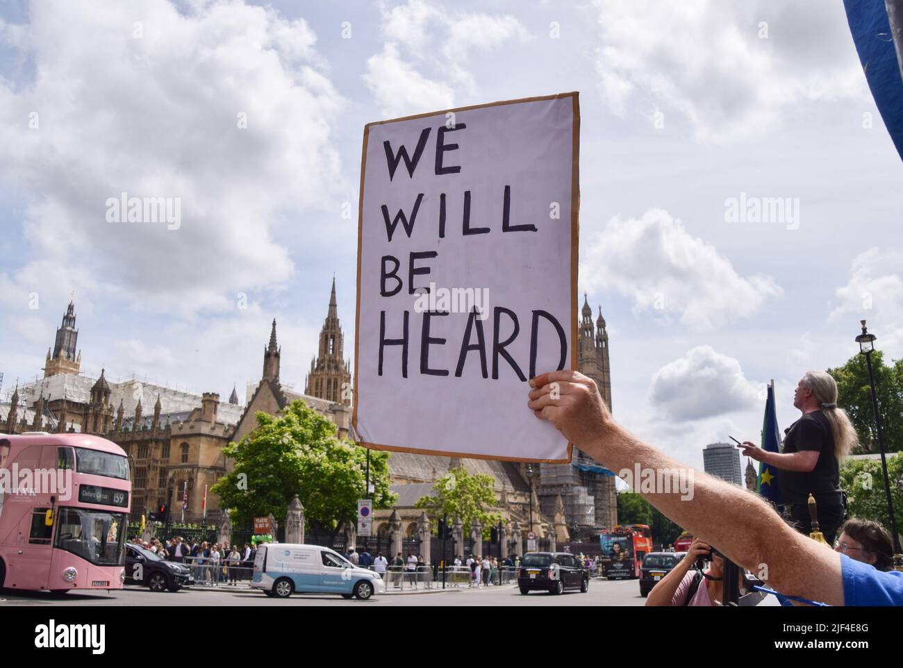 Londres, Angleterre, Royaume-Uni. 29th juin 2022. Les manifestants se sont rassemblés sur la place du Parlement en solidarité avec le militant anti-Brexit Steve Bray le lendemain de la saisie de son système sonore par la police alors que le projet de loi sur la police, le crime, la condamnation et les tribunaux est entré en vigueur au Royaume-Uni, limitant les manifestations « bruyantes » et protestant contre les restrictions. Les manifestants ont joué de la musique forte sur un nouveau système audio. (Image de crédit : © Vuk Valcic/ZUMA Press Wire) Banque D'Images