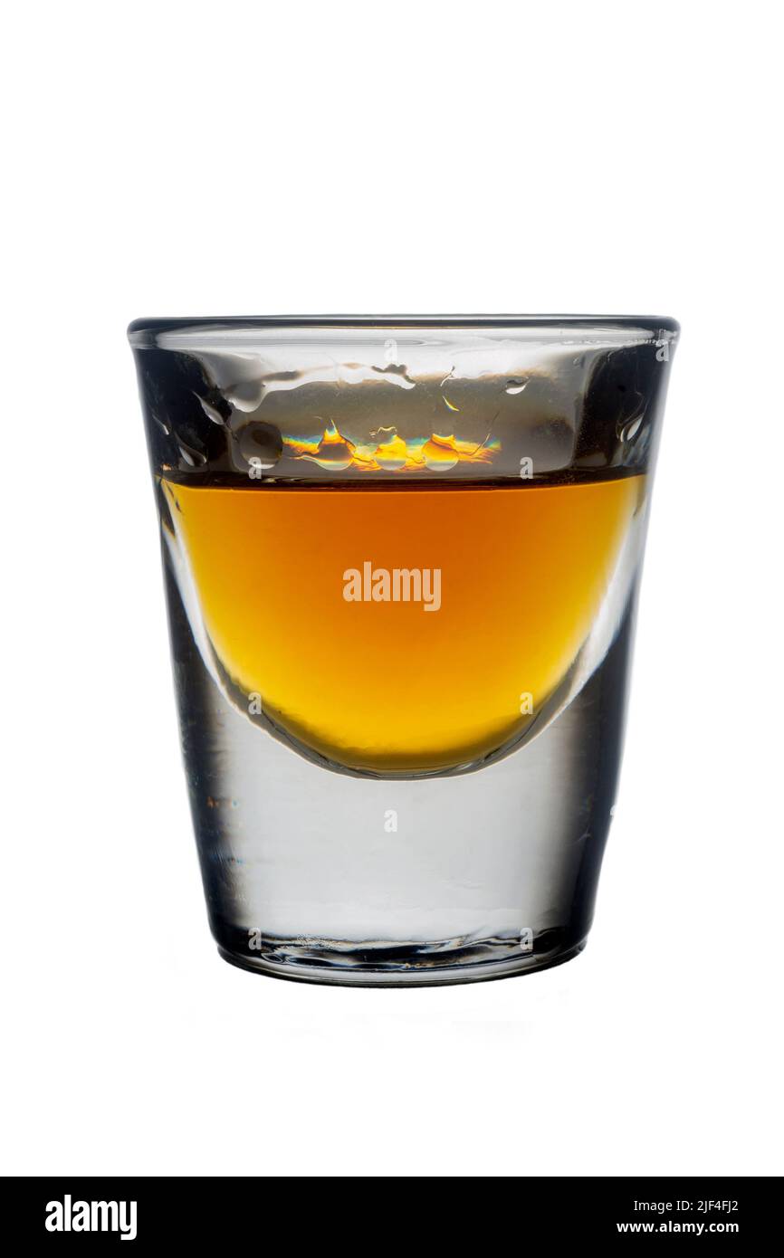 Verre à cocktail au brandy ou au whisky - petit coup. Isolé sur fond blanc Banque D'Images