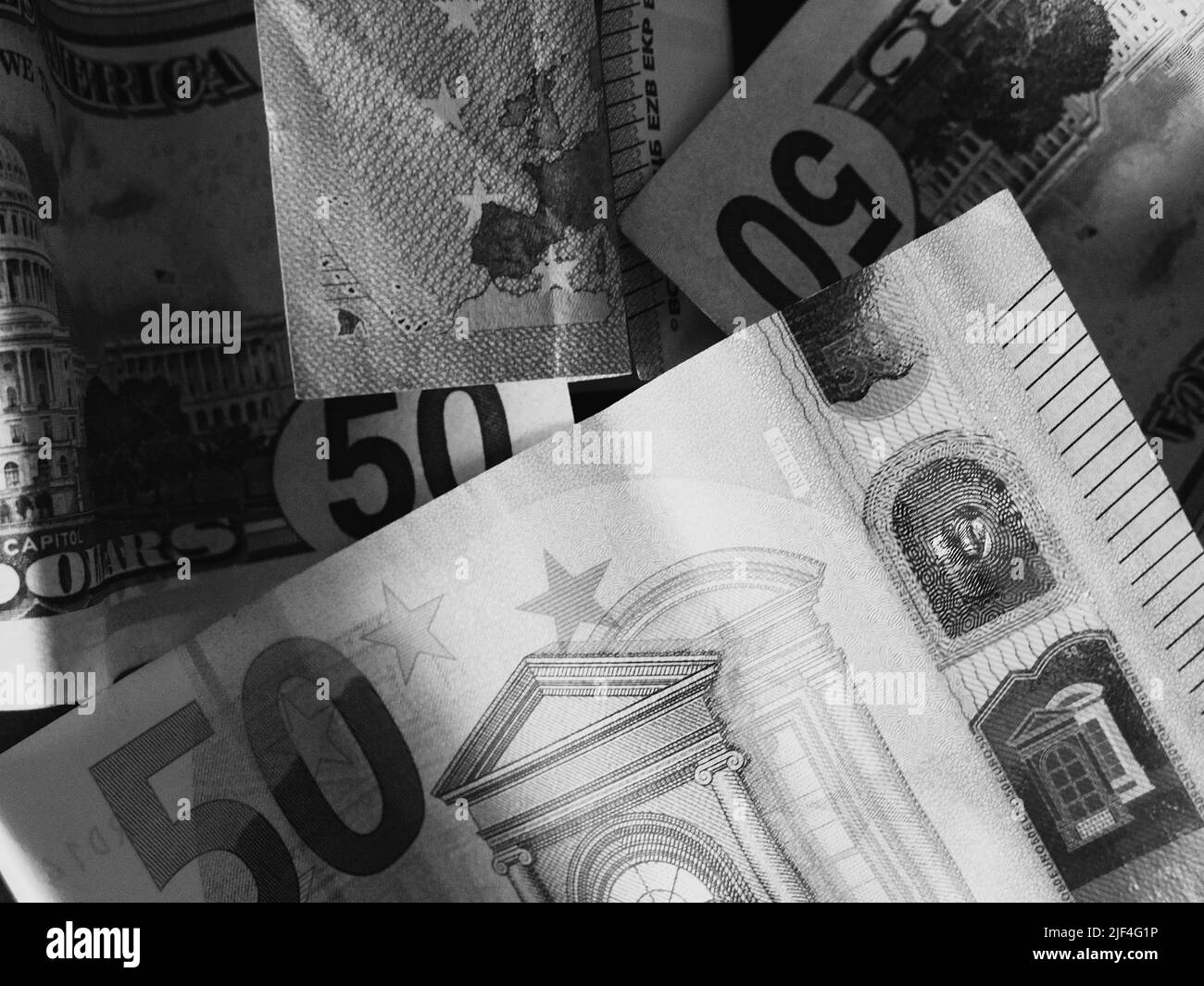 Billets en papier en coupures de 50 dollars et 50 euros, gros plan. Image en noir et blanc. Banque D'Images