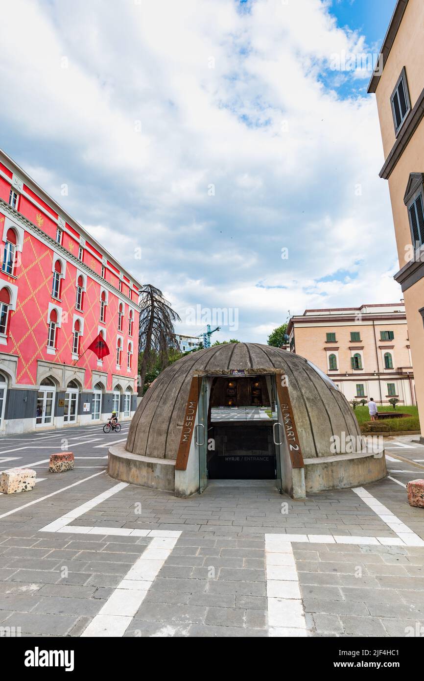 Tirana, Albanie - juin 2022 : Musée de l'art 2 superposé à Tirana, Albanie. Bunkart est un musée d'histoire albanaise unique Banque D'Images