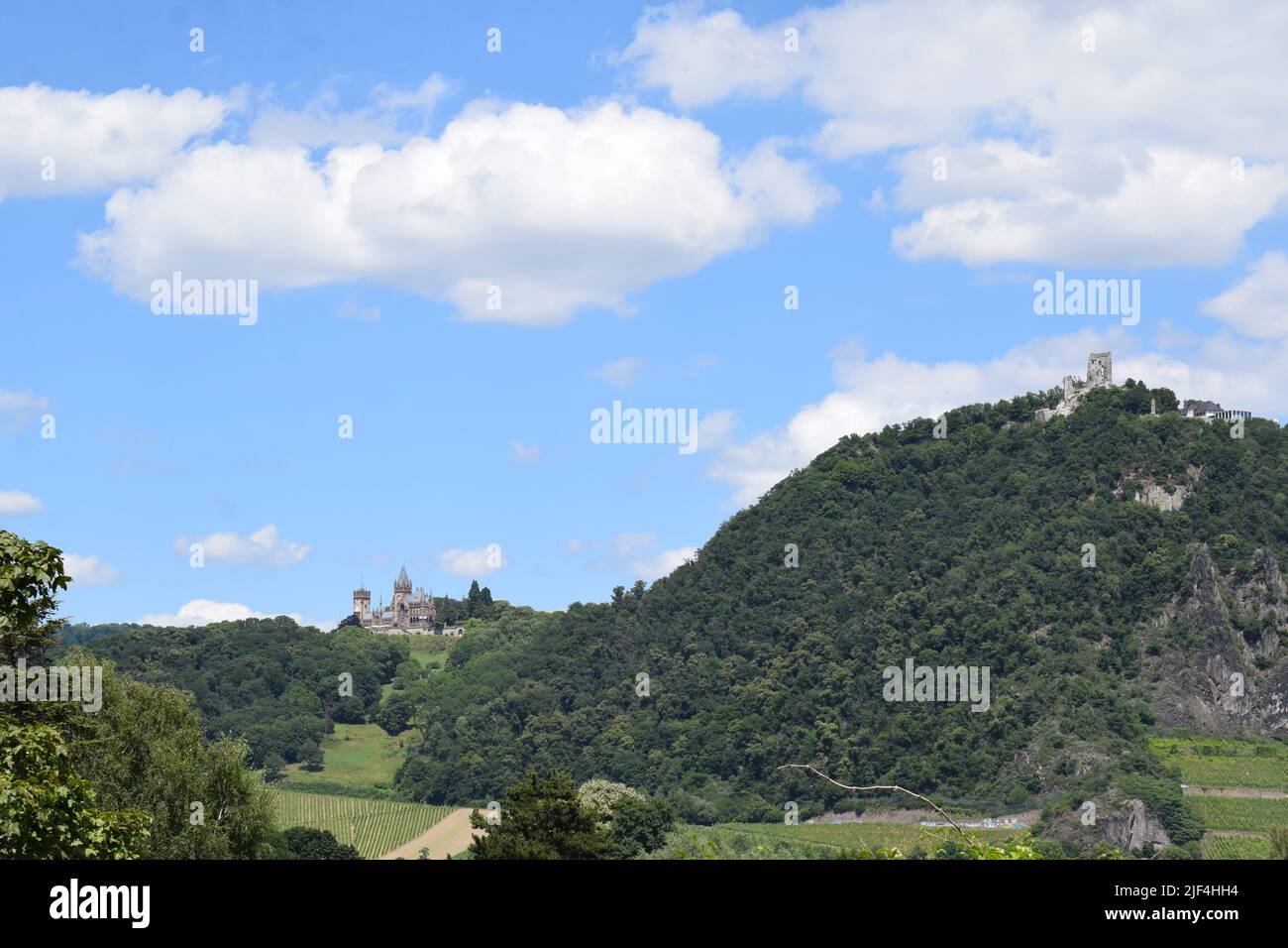 Drachenfels avec deux châteaux Banque D'Images