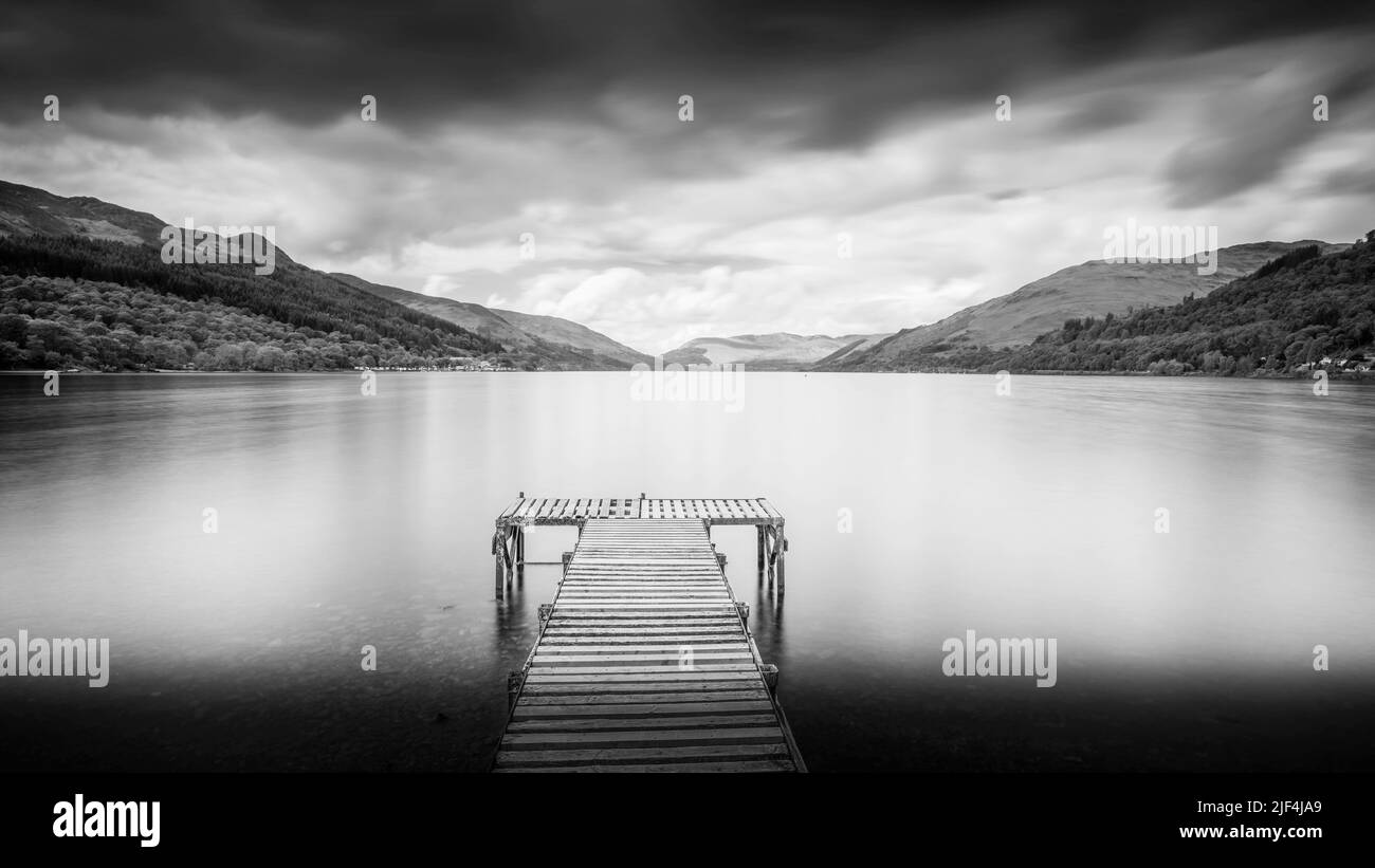 Photographie en exposition prolongée du Loch Earn dans le comté de Perth & Kinross, en Écosse, au Royaume-Uni Banque D'Images